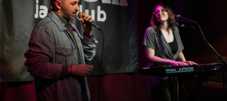 BARCELONA, ESPAÑA – ABRIL 28. Alessio Arena junto Gessamí Boada en concierto como parte del Barnasants en Harlem Jazz Club el 28 de abril de 2022 en Barcelona, España. (Foto por Fernando Pérez)