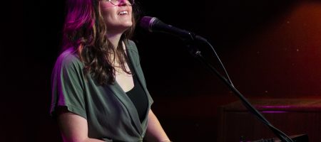 BARCELONA, ESPAÑA – ABRIL 28. Gessamí Boada en concierto como parte del Barnasants en Harlem Jazz Club el 28 de abril de 2022 en Barcelona, España. (Foto por Fernando Pérez)