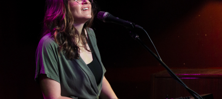 BARCELONA, ESPAÑA – ABRIL 28. Gessamí Boada en concierto como parte del Barnasants en Harlem Jazz Club el 28 de abril de 2022 en Barcelona, España. (Foto por Fernando Pérez)