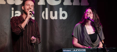 BARCELONA, ESPAÑA – ABRIL 28. Henrio junto a Gessamí Boada en concierto como parte del Barnasants en Harlem Jazz Club el 28 de abril de 2022 en Barcelona, España. (Foto por Fernando Pérez)