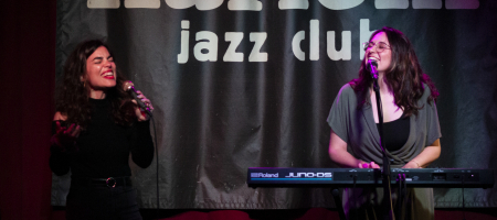 BARCELONA, ESPAÑA – ABRIL 28. Sara Pi junto a Gessamí Boada en concierto como parte del Barnasants en Harlem Jazz Club el 28 de abril de 2022 en Barcelona, España. (Foto por Fernando Pérez)