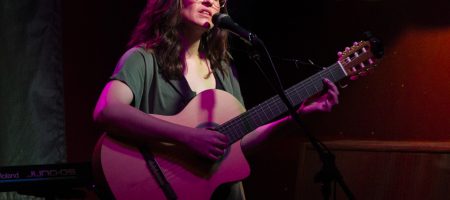 BARCELONA, ESPAÑA – ABRIL 28. Gessamí Boada en concierto como parte del Barnasants en Harlem Jazz Club el 28 de abril de 2022 en Barcelona, España. (Foto por Fernando Pérez) Gessamí Boada Barnasants
