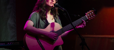 BARCELONA, ESPAÑA – ABRIL 28. Gessamí Boada en concierto como parte del Barnasants en Harlem Jazz Club el 28 de abril de 2022 en Barcelona, España. (Foto por Fernando Pérez) Gessamí Boada Barnasants