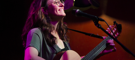 BARCELONA, ESPAÑA – ABRIL 28. Gessamí Boada en concierto como parte del Barnasants en Harlem Jazz Club el 28 de abril de 2022 en Barcelona, España. (Foto por Fernando Pérez) Gessamí Boada Barnasants