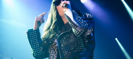 BARCELONA, ESPAÑA – MAYO 26. Tania Lozano de Ladilla Rusa en concierto en la Razzmatazz el 26 de mayo de 2022 en Barcelona, España. (Foto por Fernando Pérez)