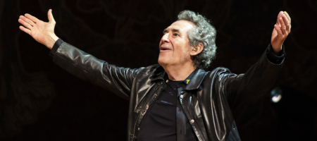 BARCELONA, ESPAÑA – MAYO 4. Miguel Ríos & The Black Betty Trio en concierto en el Palau de la música catalana como parte del Guitar BCN el 4 de mayo de 2022 en Barcelona, España. (Foto por Fernando Pérez)