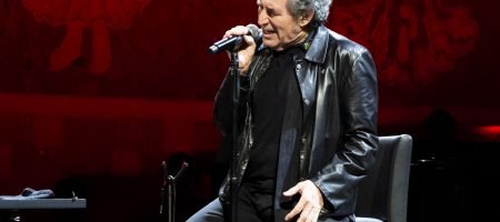 BARCELONA, ESPAÑA – MAYO 4. Miguel Ríos & The Black Betty Trio en concierto en el Palau de la música catalana como parte del Guitar BCN el 4 de mayo de 2022 en Barcelona, España. (Foto por Fernando Pérez)
