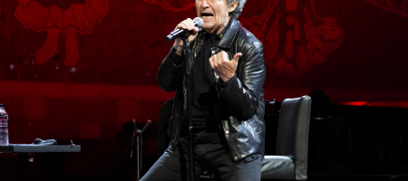 BARCELONA, ESPAÑA – MAYO 4. Miguel Ríos durante el concierto de Miguel Ríos & The Black Betty Trio en el Palau de la música catalana como parte del Guitar BCN el 4 de mayo de 2022 en Barcelona, España. (Foto por Fernando Pérez) Miguel Ríos The Black Betty Trio