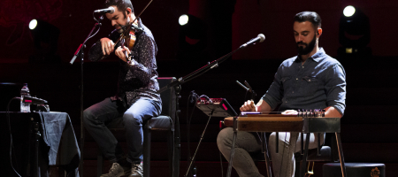 BARCELONA, ESPAÑA – MAYO 4. Manu Clavijo (Violín) y Gabi Pérez durante el concierto de Miguel Ríos & The Black Betty Trio en el Palau de la música catalana como parte del Guitar BCN el 4 de mayo de 2022 en Barcelona, España. (Foto por Fernando Pérez)