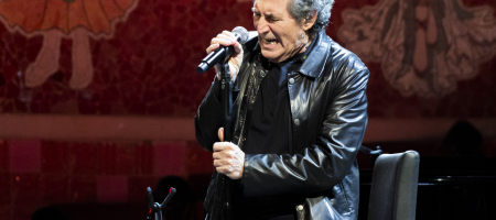 BARCELONA, ESPAÑA – MAYO 4. Miguel Ríos durante el concierto de Miguel Ríos & The Black Betty Trio en el Palau de la música catalana como parte del Guitar BCN el 4 de mayo de 2022 en Barcelona, España. (Foto por Fernando Pérez)