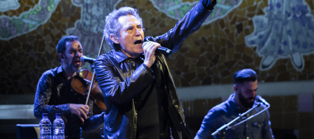 BARCELONA, ESPAÑA – MAYO 4. Miguel Ríos durante el concierto de Miguel Ríos & The Black Betty Trio en el Palau de la música catalana como parte del Guitar BCN el 4 de mayo de 2022 en Barcelona, España. (Foto por Fernando Pérez) Miguel Ríos The Black Betty Trio