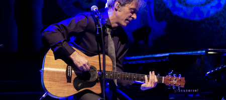 BARCELONA, ESPAÑA – MAYO 4. José Nortes (Guitarra) durante el concierto de Miguel Ríos & The Black Betty Trio en el Palau de la música catalana como parte del Guitar BCN el 4 de mayo de 2022 en Barcelona, España. (Foto por Fernando Pérez)