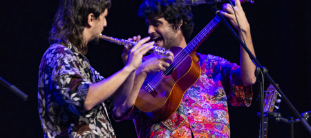 BARCELONA, ESPAÑA – MAYO 13. Alvaro Navarro y Pedro Pastor en concierto como parte del Barnasants en el Centro Cívico Casinet d'Hostafrancs el 13 de mayo de 2022 en Barcelona, España. (Foto por Fernando Pérez) Barnasants Pedro Pastor