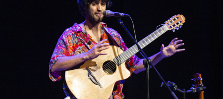 BARCELONA, ESPAÑA – MAYO 13. Pedro Pastor en concierto como parte del Barnasants en el Centro Cívico Casinet d'Hostafrancs el 13 de mayo de 2022 en Barcelona, España. (Foto por Fernando Pérez)