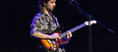BARCELONA, ESPAÑA – MAYO 13. Alvaro Navarro durante el concierto de Pedro Pastor como parte del Barnasants en el Centro Cívico Casinet d'Hostafrancs el 13 de mayo de 2022 en Barcelona, España. (Foto por Fernando Pérez)