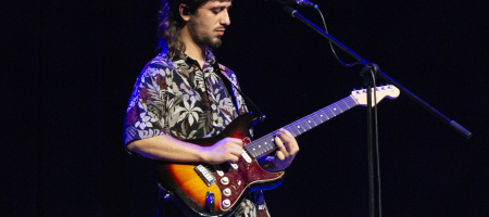 BARCELONA, ESPAÑA – MAYO 13. Alvaro Navarro durante el concierto de Pedro Pastor como parte del Barnasants en el Centro Cívico Casinet d'Hostafrancs el 13 de mayo de 2022 en Barcelona, España. (Foto por Fernando Pérez)