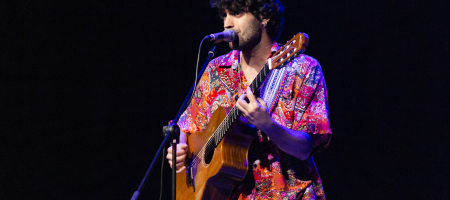 BARCELONA, ESPAÑA – MAYO 13. Pedro Pastor en concierto como parte del Barnasants en el Centro Cívico Casinet d'Hostafrancs el 13 de mayo de 2022 en Barcelona, España. (Foto por Fernando Pérez)