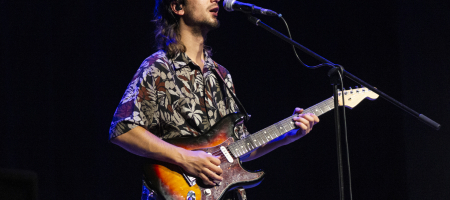 BARCELONA, ESPAÑA – MAYO 13. Alvaro Navarro durante el concierto de Pedro Pastor como parte del Barnasants en el Centro Cívico Casinet d'Hostafrancs el 13 de mayo de 2022 en Barcelona, España. (Foto por Fernando Pérez)