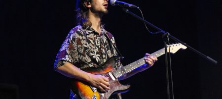 BARCELONA, ESPAÑA – MAYO 13. Alvaro Navarro durante el concierto de Pedro Pastor como parte del Barnasants en el Centro Cívico Casinet d'Hostafrancs el 13 de mayo de 2022 en Barcelona, España. (Foto por Fernando Pérez)