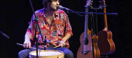 BARCELONA, ESPAÑA – MAYO 13. Pedro Pastor en concierto como parte del Barnasants en el Centro Cívico Casinet d'Hostafrancs el 13 de mayo de 2022 en Barcelona, España. (Foto por Fernando Pérez) Barnasants Pedro Pastor