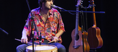 BARCELONA, ESPAÑA – MAYO 13. Pedro Pastor en concierto como parte del Barnasants en el Centro Cívico Casinet d'Hostafrancs el 13 de mayo de 2022 en Barcelona, España. (Foto por Fernando Pérez) Barnasants Pedro Pastor