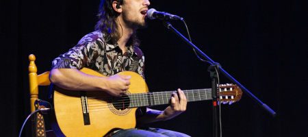 BARCELONA, ESPAÑA – MAYO 13. Alvaro Navarro durante el concierto de Pedro Pastor como parte del Barnasants en el Centro Cívico Casinet d'Hostafrancs el 13 de mayo de 2022 en Barcelona, España. (Foto por Fernando Pérez)
