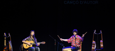 BARCELONA, ESPAÑA – MAYO 13. Alvaro Navarro y Pedro Pastor en concierto como parte del Barnasants en el Centro Cívico Casinet d'Hostafrancs el 13 de mayo de 2022 en Barcelona, España. (Foto por Fernando Pérez) Barnasants Pedro Pastor
