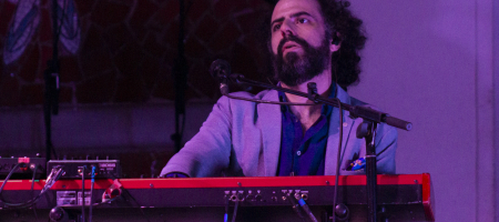 BARCELONA, ESPAÑA – ABRIL 29. Charlie Bautista de la banda de Xoel López en concierto como parte del Guitar BCN en el Palau de la música catalana el 29 de abril de 2022 en Barcelona, España. (Foto por Fernando Pérez)
