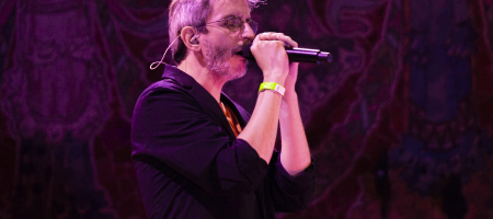 BARCELONA, ESPAÑA – ABRIL 29. Xoel López en concierto como parte del Guitar BCN en el Palau de la música catalana el 29 de abril de 2022 en Barcelona, España. (Foto por Fernando Pérez)