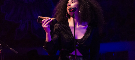 BARCELONA, ESPAÑA – ABRIL 29. Teyou (Corista) de Xoel López en concierto como parte del Guitar BCN en el Palau de la música catalana el 29 de abril de 2022 en Barcelona, España. (Foto por Fernando Pérez)