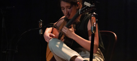 BARCELONA, ESPAÑA – MAYO 31. Amaia Miranda en concierto como parte de Vida Records & Friends en la Antigua Fábrica Estrella Damm el 31 de mayo de 2022 en Barcelona, España. (Foto por Fernando Pérez)
