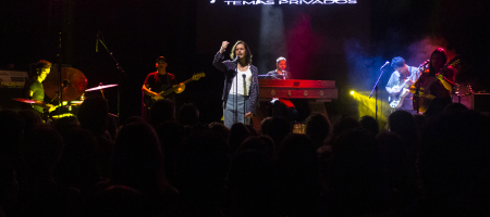 BARCELONA, ESPAÑA – JUNIO 16. Fredi Leis en concierto como parte del Guitar BCN en la sala Luz de Gas el 16 junio de 2022 en Barcelona, España. (Foto por Fernando Pérez) Fredi Leis Barcelona