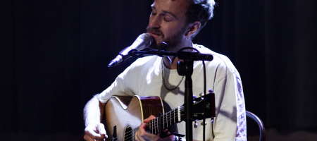 BARCELONA, ESPAÑA – MAYO 31. Henrio en concierto como parte de Vida Records & Friends en la Antigua Fábrica Estrella Damm el 31 de mayo de 2022 en Barcelona, España. (Foto por Fernando Pérez)