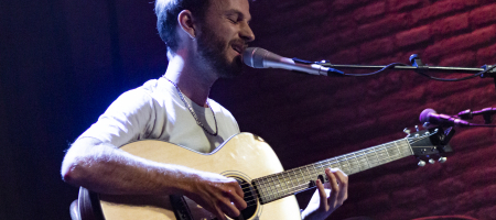 BARCELONA, ESPAÑA – MAYO 31. Henrio en concierto como parte de Vida Records & Friends en la Antigua Fábrica Estrella Damm el 31 de mayo de 2022 en Barcelona, España. (Foto por Fernando Pérez) Amaia Miranda Henrio