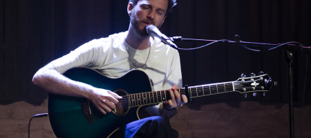 BARCELONA, ESPAÑA – MAYO 31. Henrio en concierto como parte de Vida Records & Friends en la Antigua Fábrica Estrella Damm el 31 de mayo de 2022 en Barcelona, España. (Foto por Fernando Pérez)