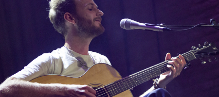 BARCELONA, ESPAÑA – MAYO 31. Henrio en concierto como parte de Vida Records & Friends en la Antigua Fábrica Estrella Damm el 31 de mayo de 2022 en Barcelona, España. (Foto por Fernando Pérez)