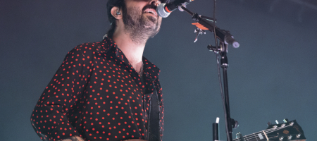 BARCELONA, ESPAÑA – MAYO 28. Juancho (Guitara) de Leiva en concierto como parte del Cruïlla XXS en Poble Espanyol el 28 de mayo de 2022 en Barcelona, España. (Foto por Fernando Pérez)