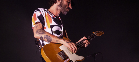 BARCELONA, ESPAÑA – MAYO 28. Leiva en concierto como parte del Cruïlla XXS en Poble Espanyol el 28 de mayo de 2022 en Barcelona, España. (Foto por Fernando Pérez) Leiva Barcelona