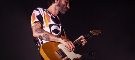 BARCELONA, ESPAÑA – MAYO 28. Leiva en concierto como parte del Cruïlla XXS en Poble Espanyol el 28 de mayo de 2022 en Barcelona, España. (Foto por Fernando Pérez) Leiva Barcelona