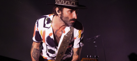 BARCELONA, ESPAÑA – MAYO 28. Leiva en concierto como parte del Cruïlla XXS en Poble Espanyol el 28 de mayo de 2022 en Barcelona, España. (Foto por Fernando Pérez) Leiva Barcelona