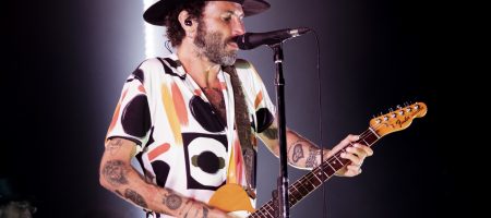 BARCELONA, ESPAÑA – MAYO 28. Leiva en concierto como parte del Cruïlla XXS en Poble Espanyol el 28 de mayo de 2022 en Barcelona, España. (Foto por Fernando Pérez) Leiva Barcelona