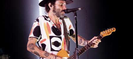 BARCELONA, ESPAÑA – MAYO 28. Leiva en concierto como parte del Cruïlla XXS en Poble Espanyol el 28 de mayo de 2022 en Barcelona, España. (Foto por Fernando Pérez) Leiva Barcelona