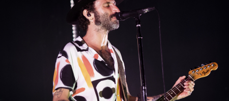 BARCELONA, ESPAÑA – MAYO 28. Leiva en concierto como parte del Cruïlla XXS en Poble Espanyol el 28 de mayo de 2022 en Barcelona, España. (Foto por Fernando Pérez) Leiva Barcelona