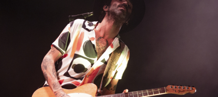BARCELONA, ESPAÑA – MAYO 28. Leiva en concierto como parte del Cruïlla XXS en Poble Espanyol el 28 de mayo de 2022 en Barcelona, España. (Foto por Fernando Pérez)