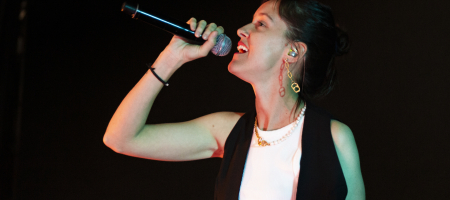 BARCELONA, ESPAÑA – MAYO 28. Ainda abriendo el concierto de Leiva como parte del Cruïlla XXS en Poble Espanyol el 28 de mayo de 2022 en Barcelona, España. (Foto por Fernando Pérez)