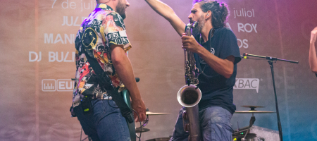 BARCELONA, ESPAÑA – JULIO 14. Buhos en concierto como parte del Clotilde Fest en los Jardines del Palau Robert el 14 de julio de 2022 en Barcelona, España. (Foto por Fernando Pérez)