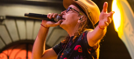 BARCELONA, ESPAÑA – JULIO 14. Buhos en concierto como parte del Clotilde Fest en los Jardines del Palau Robert el 14 de julio de 2022 en Barcelona, España. (Foto por Fernando Pérez) Sara Roy Buhos