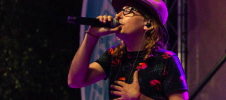 BARCELONA, ESPAÑA – JULIO 14. Buhos en concierto como parte del Clotilde Fest en los Jardines del Palau Robert el 14 de julio de 2022 en Barcelona, España. (Foto por Fernando Pérez) Sara Roy Buhos