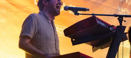 BARCELONA, ESPAÑA – JULIO 14. Buhos en concierto como parte del Clotilde Fest en los Jardines del Palau Robert el 14 de julio de 2022 en Barcelona, España. (Foto por Fernando Pérez)