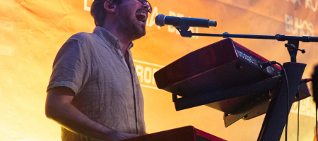 BARCELONA, ESPAÑA – JULIO 14. Buhos en concierto como parte del Clotilde Fest en los Jardines del Palau Robert el 14 de julio de 2022 en Barcelona, España. (Foto por Fernando Pérez)